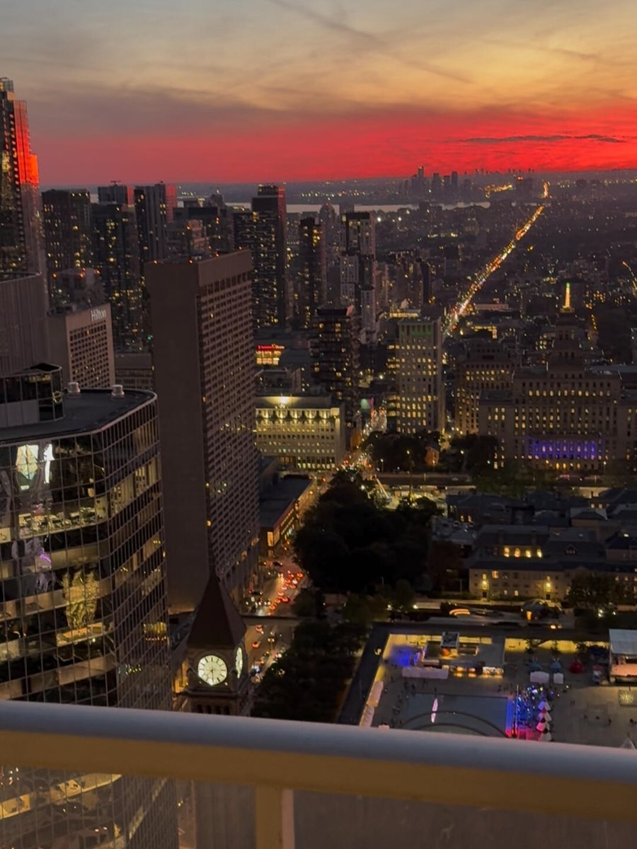 ChrLucy's tweet photo. When night falls in Toronto, the city transforms — calm streets, glowing towers, and a soft breeze by the lake.
It’s the kind of beauty that makes you slow down and just breathe it in.#TorontoAtNight #CityVibes #DowntownToronto #NightLights #TorontoLife #EveningMood #CanadaMoment https://t.co/vKTtEmNmj5