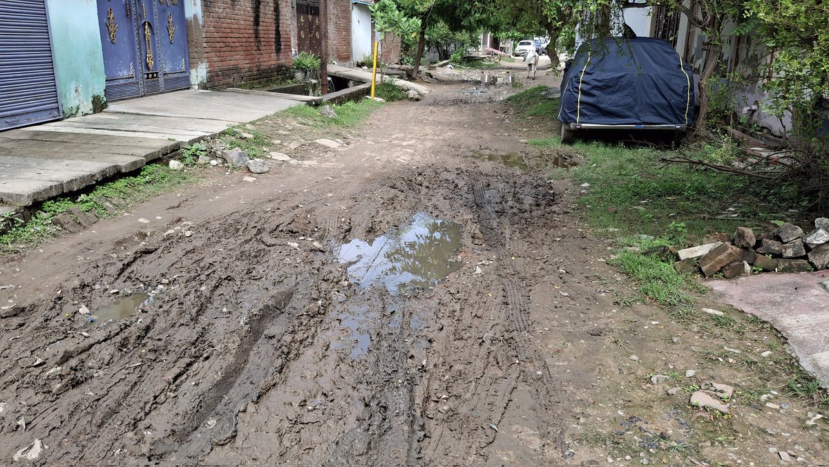 SID77777777777's tweet photo. इसी रास्ते का निरीक्षण माननीय नगर पालिका अध्यक्ष द्वारा शाम 7बजे दिनांक 20-07-2025 को किया गया था । यह रास्ता लगभग 5० मीटर हैं। जो श्री वीरेन्द्र पटेल के घर से लेकर हनुमंत जीव आश्रम के बोर्ड तक है।अंतःआप से विनम्र अनुरोध है कि आप इन रास्ते को इंटर लॉकिंग सड़क बनवाने की कृपा करें| https://t.co/NJQLTJAGDD