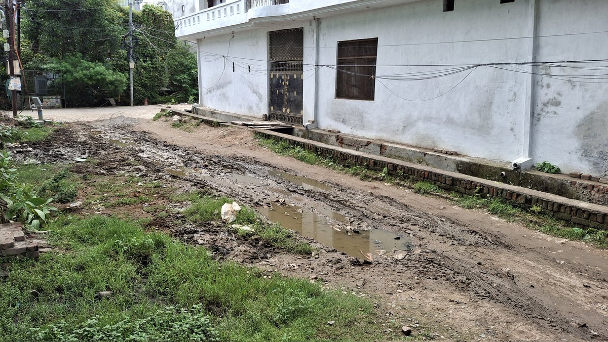 SID77777777777's tweet photo. इसी रास्ते का निरीक्षण माननीय नगर पालिका अध्यक्ष द्वारा शाम 7बजे दिनांक 20-07-2025 को किया गया था । यह रास्ता लगभग 5० मीटर हैं। जो श्री वीरेन्द्र पटेल के घर से लेकर हनुमंत जीव आश्रम के बोर्ड तक है।अंतःआप से विनम्र अनुरोध है कि आप इन रास्ते को इंटर लॉकिंग सड़क बनवाने की कृपा करें| https://t.co/NJQLTJAGDD