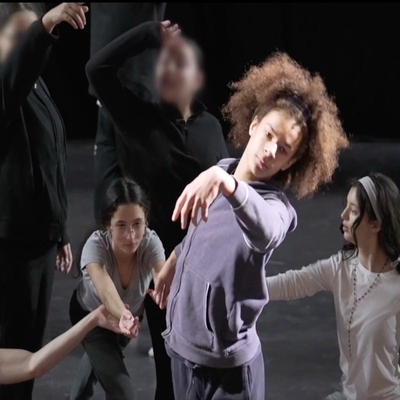 EPS_ac_aix_mars's tweet image. 🎬 « Vis ma vie de danseur »
Découvrez le documentaire sur le projet de la SSS Danse du Clg Fraissinet, mené avec KLAP Kelemenis – Marseille et le Clg Simone Signoret (Belfort)
Un beau voyage autour de la transmission de l’œuvre Magnifiques 💃✨

📺numeridanse.com/publication/ma…