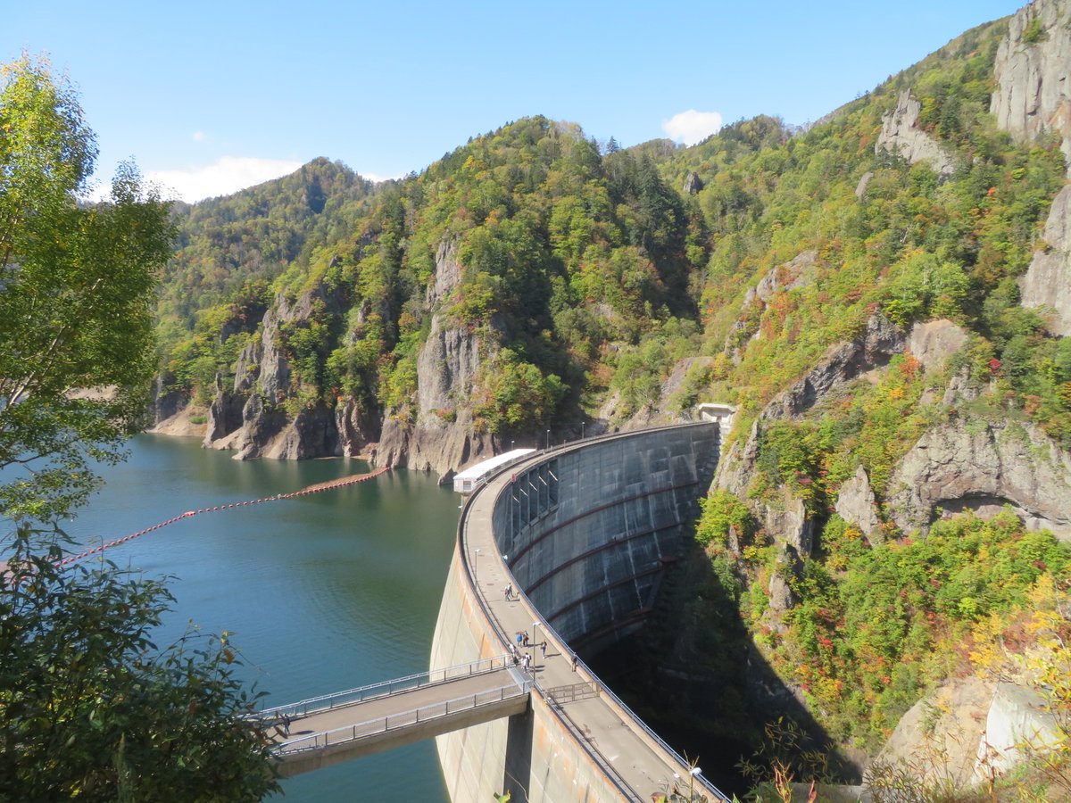 【🍁今日の豊平峡 🍁】　　
10月8日（水）の ＃豊平峡ダム です！　　　　　　　　　　　　　　　　　　　　　　　　　　　　　　もうすぐ五分です！

◎紅葉進捗状況：四分
※豊平峡ダムにお越しの際は、＃電気バス（有料）の
    乗り換えが必要となります。

　houheikyou.jp/service/