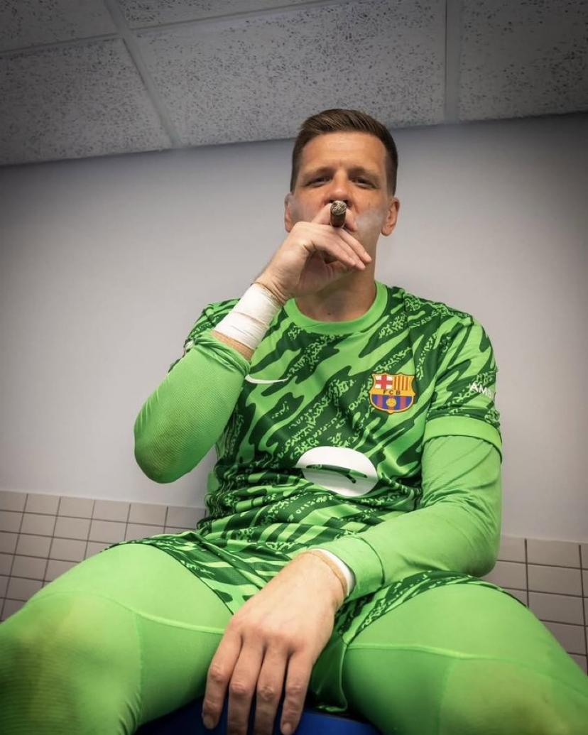 🎙️Szczęsny on himself smoking cigar after winning the league.  🗣️: “The ending of the documentary, smoking the cigar in the locker room, is an excellent summary of my story. Smoke made me leave Arsenal, it followed me for years, and Laporta gave me a great cigar while my