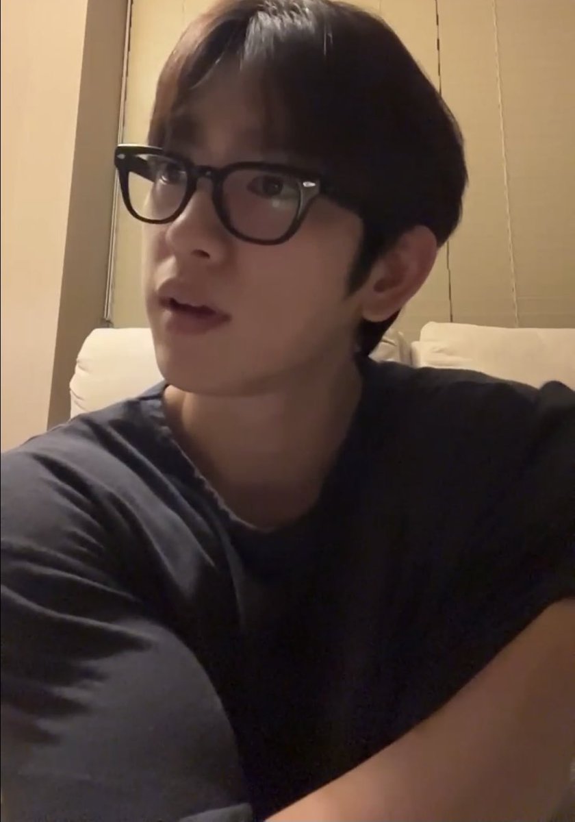 Jinyoungology's tweet photo. HOT DAMN JINYOUNG THOSE BICEPS GOOD GOD #jinyoung #hot7 https://t.co/20WFzwoOxn