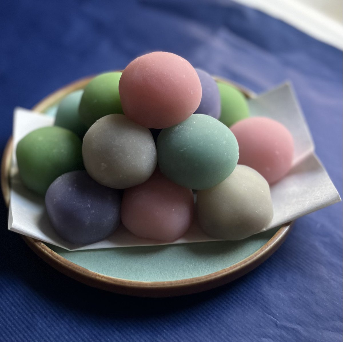 wagashibuyer's tweet image. #菓子案内

10/6は #十五夜￼でございましたね。一般的に知られていますのは、白い団子を三方の上に積み重ねて飾るスタイルかとは思いますが、お店によっても、地域によっても、さまざまな #月見団子 が存在するので、それに出会うのもまた楽しいもの。

我が家は、#京都 の #末富…