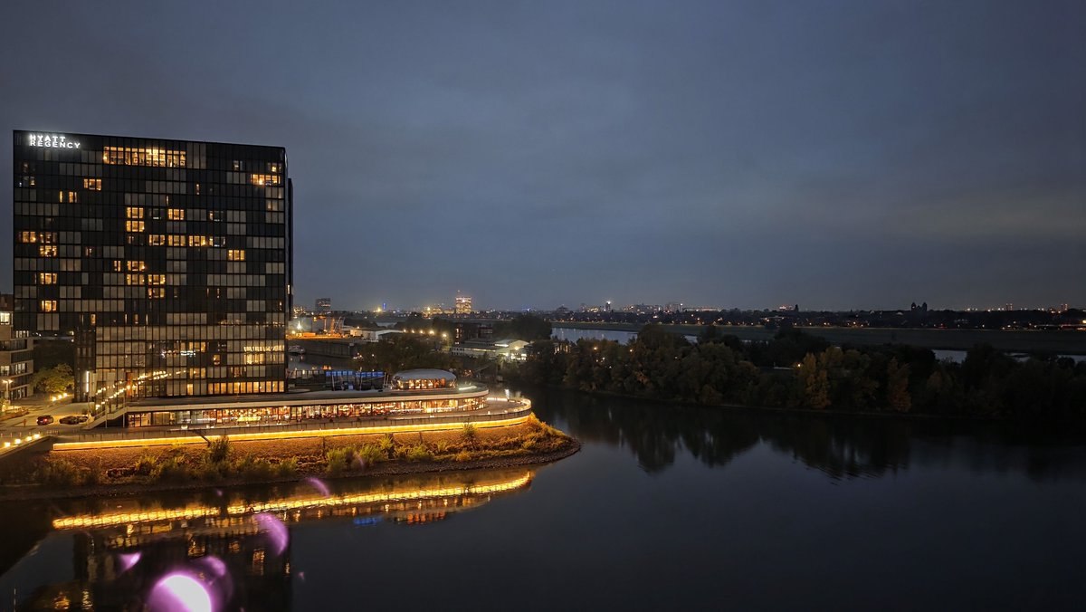 Der frühe Vogel.... der Blick aus dem Büro wird morgens immer dunkler