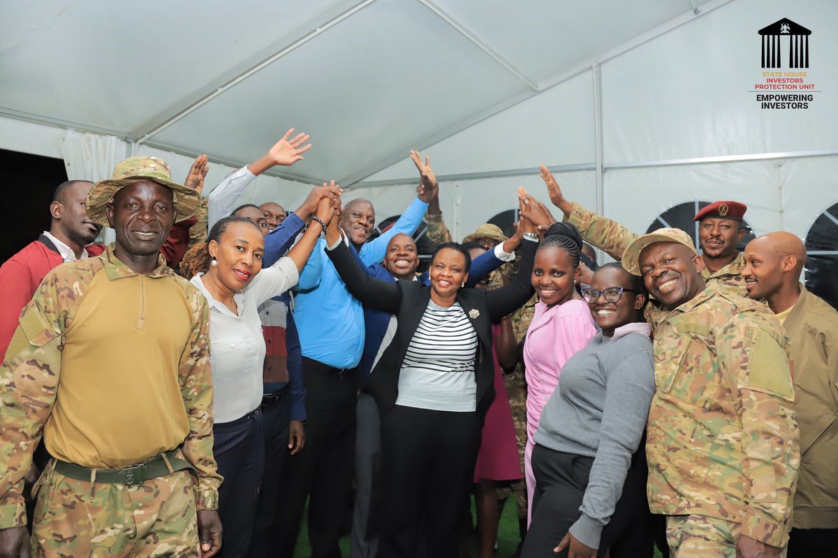 KarenziAime's tweet photo. Afande @edthnaka and her team, @ShieldInvestors appreciating God for the gift of life and lovingly uphold one another in their national service.
#EmpoweringInvestors
#Investmentsecurity https://t.co/Q7t4rYZz8e