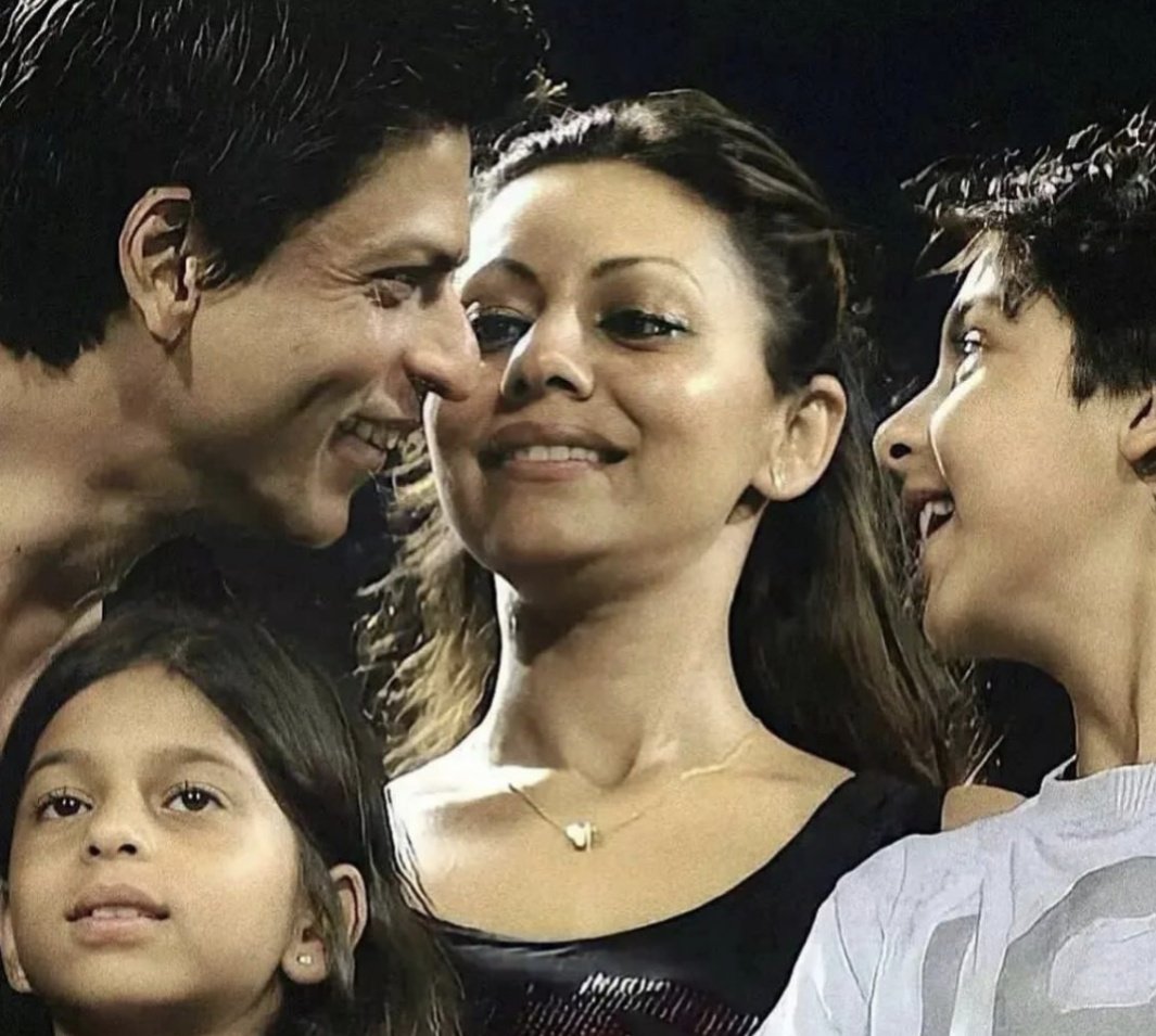 heyyshonaaaa's tweet image. happy birthday to the anchor of the KHANdaan to the queen 👑 
#ShahRukhKhan𓀠 #GauriKhan