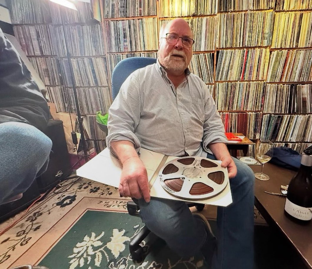 Un fan di Vancouver restituisce un raro demo dei Beatles del 1962 a Paul McCartney e finisce per pranzare con lui

Nel marzo scorso, Rob Frith fece una scoperta sorprendente quando si rese conto che un nastro a bobina in suo possesso, etichettato “Beatles demo”, era una copia di