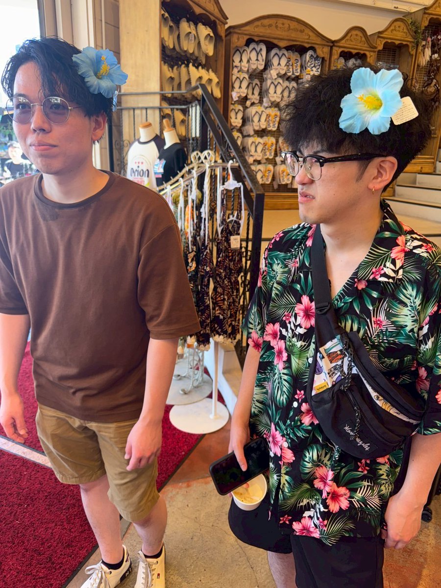 marchao_jupiter's tweet photo. こんにちは～。じょーです。
先週チリチリパーマ連盟の角田くんとその他諸々の人たちと一緒に沖縄旅行に行ってきました。食いすぎてぜい肉がベルトに乗っかるようになってしまいました。うまく隠す方法教えてください。
物好きな人の為に気持ち悪いツーショット載せておきます。

＃マーチャオ社員旅行 https://t.co/MDIOxJyC6o