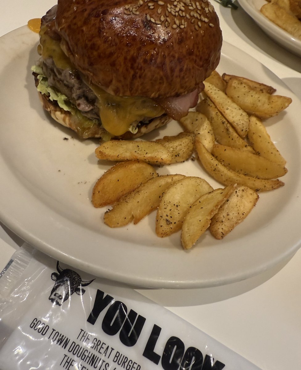 ashootingstar02's tweet photo. 今日のランチ🍔🍏✨
ベーコンチーズバーガーにパティ一枚トッピングで、ダブルベーコンチーズバーガーにまりました😍 https://t.co/C8E1LXXWHI
