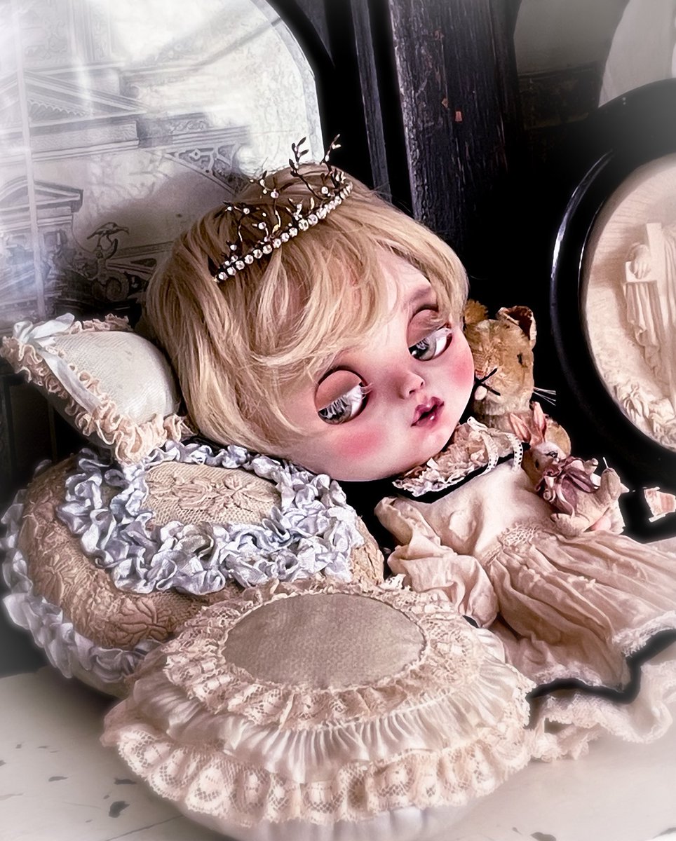 いつも名前があるようなないようなで、また小枝のティアラでは分かりにくいので、今回はいばら姫のティアラと名付けました。
てことは、ミニミニクラウンは親指姫のクラウンになるのかな。もっと小さい最小サイズはなんだろ
ノミ？それはちょっと…💧