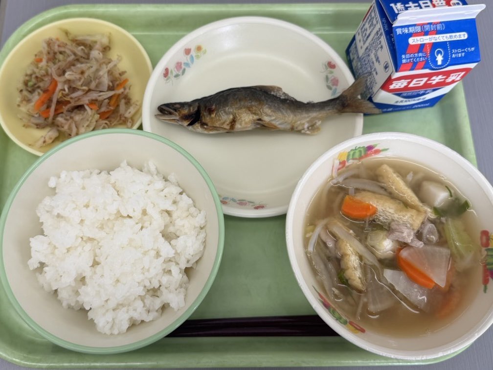 10月7日（火）、村岡小学校で　#九頭龍勝山あゆ の給食試食会に参加
清流 #九頭龍川 育ちの鮎を勝山市漁業協同組合から提供いただきました
今年も勝山市内全小中学校の給食に順次登場
今年は村岡小学校6年教室で漁協の木下組合長から鮎のお話を聞きました
中には頭から丸ごと食べる子もいました