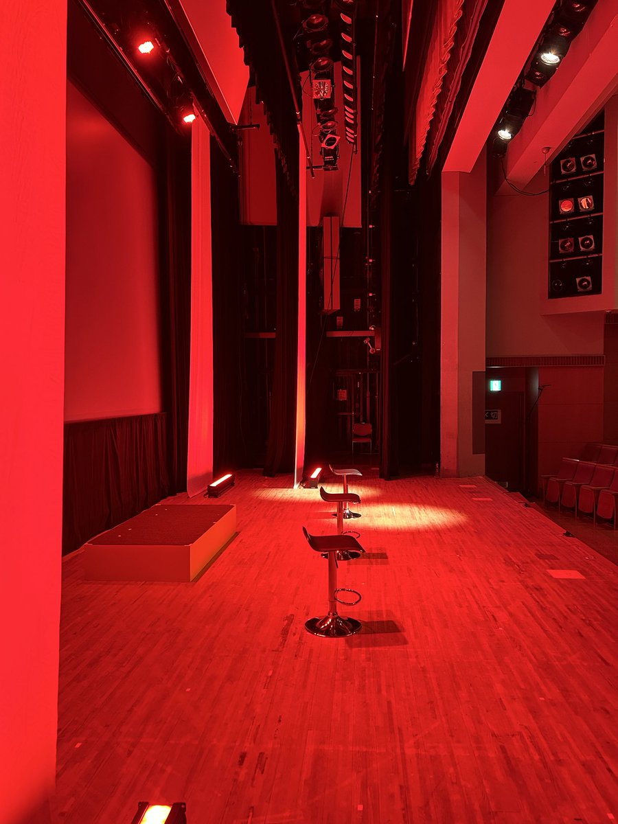 hare141414's tweet photo. 本日もVOICEアクト「21歳のボヤージュ〜未来への人生ノート〜」二日目始まります！！物販にいます！開演前のステージが変な色の時に写真撮ってしまいましたが爽やかな水色がカラー的に合っている舞台です！！劇場でお待ちしております🫶🫶🫶 https://t.co/wo8yd4jfHp