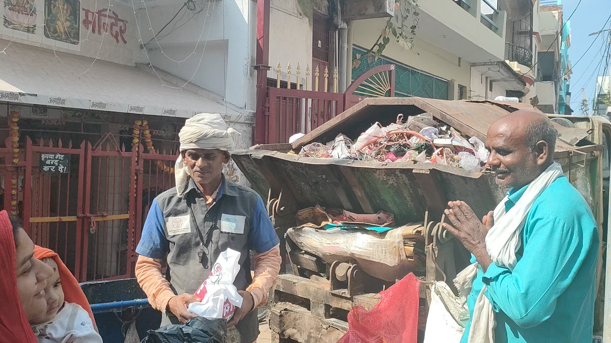 suhasini4yash's tweet photo. हर 8 तारीख को मनाया जाने वाला #SwachhagrahiSammanDiwas सिर्फ कार्यक्रम नहीं, यह है उन गुमनाम नायकों को प्रणाम जो भारत को चमकदार बना रहे हैं। 
कूड़े से मुक्ति की नहीं, चेतना की क्रांति है ‘ #SwachhBharatAbhiyan, ये वही यात्रा है जो हर हाथ को सेवा का अवसर देती है।
इसी क्रम में आज #Swachhagrahis त्रिलोकी जी और दारा सिंह जी को नास्ता और उपहार देकर सम्मनित करने और धन्यवाद देने का सुअवसर प्राप्त हुआ।
#स्वच्छग्राही वो नहीं जो सिर्फ सफाई करते है, बल्कि वो है जो सफाई की प्रेरणा देते हैं।
#EighthOfEveryMonth
 #ViksitBharat #CleanIndia  #ModiHaitoMumkinHai