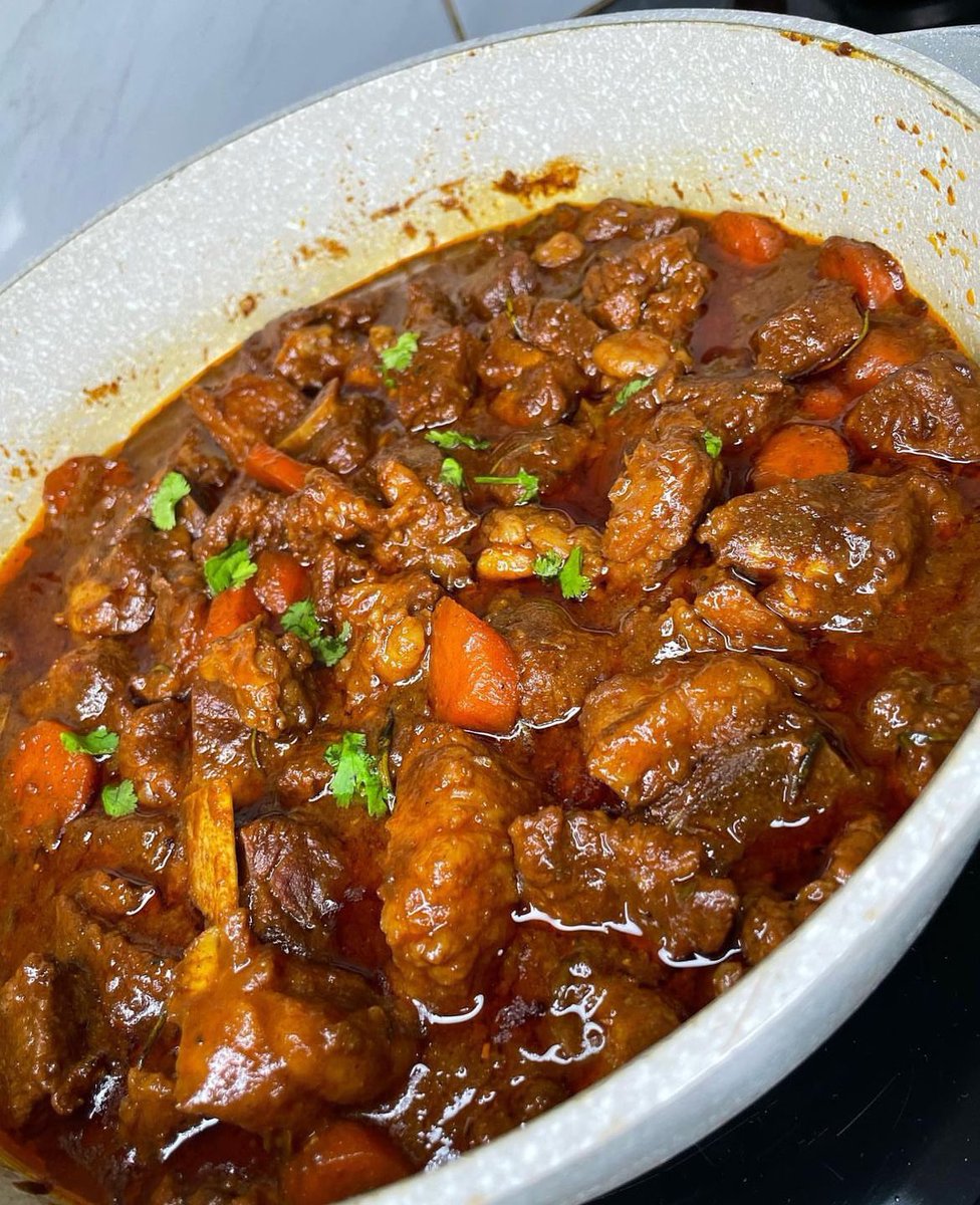 Jamani_Khanyi's tweet image. Are you eating this beef stew with Pap or bread 😋🤤❤️🤭?