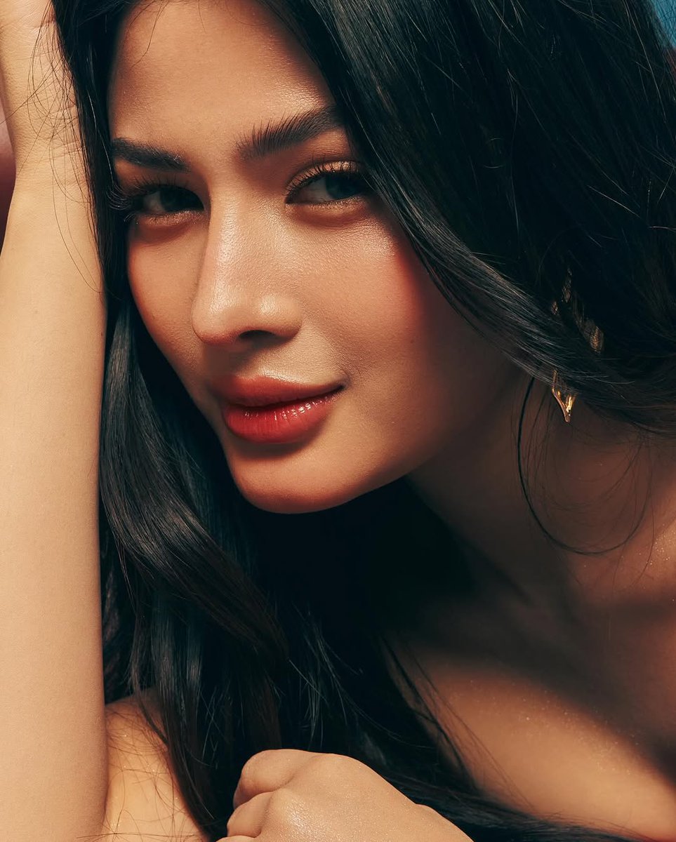 psngayondigital's tweet photo. SLAY, AZ! 😍❤️‍🔥

Former Pinoy Big Brother (PBB) housemate na si AZ Martinez, nag-share sa Instagram ng ilan niyang stunning photos mula sa isang photoshoot. 

“Saved you a seat,” caption nito sa kanyang post. 

“Red suits you the best, AZ! 😍🔥,” komento naman ng isang netizen. https://t.co/EKrJX0uSRt
