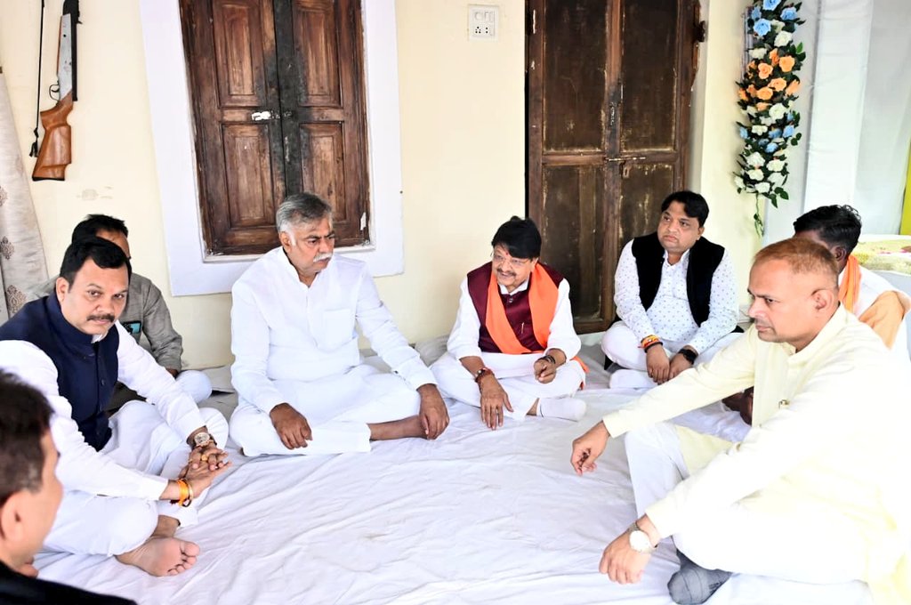Kailash Vijayvargiya (@kailashonline) on Twitter photo भावपूर्ण श्रद्धांजलि !!!
मेरे मित्र, वरिष्ठ भाजपा नेता एवं मध्यप्रदेश सरकार में पंचायत एवं ग्रामीण विकास मंत्री श्री <a href="/prahladspatel/">Prahlad Singh Patel ( वृक्ष से जल, जल से जीवन)</a> जी की पूज्य मां श्रीमती यशोदा पटेल जी के देवलोक गमन के पश्चात् आज गोटेगांव स्थित उनके निज निवास पर पहुंचकर श्रद्धासुमन अर्पित किए तथा शोकाकुल भावपूर्ण श्रद्धांजलि !!!
मेरे मित्र, वरिष्ठ भाजपा नेता एवं मध्यप्रदेश सरकार में पंचायत एवं ग्रामीण विकास मंत्री श्री <a href="/prahladspatel/">Prahlad Singh Patel ( वृक्ष से जल, जल से जीवन)</a> जी की पूज्य मां श्रीमती यशोदा पटेल जी के देवलोक गमन के पश्चात् आज गोटेगांव स्थित उनके निज निवास पर पहुंचकर श्रद्धासुमन अर्पित किए तथा शोकाकुल