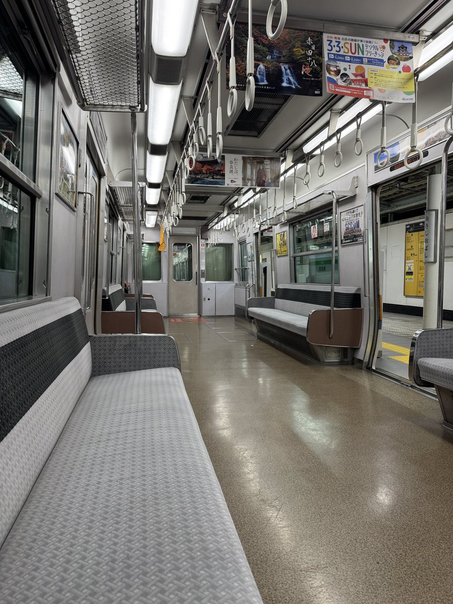 Ýaponiýada metrodaky oturgyçlar öýdäki diwanlar ýaly rahat.