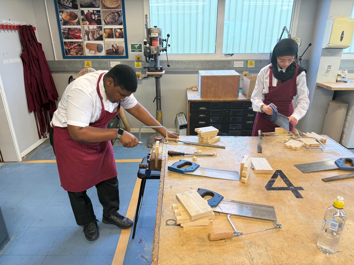 HarperGreen's tweet image. Monday we started with developing our skills and making finger joints, Tuesday we moved to lap joints. We are in awe at the progress Yr10 are making in #designtechnology this week! Well done Yr10 ⚒️