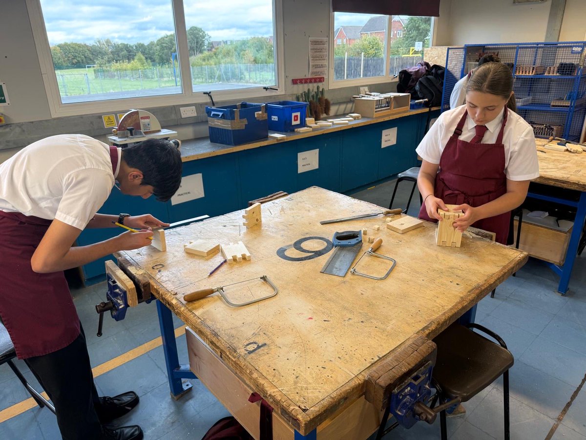 HarperGreen's tweet image. Monday we started with developing our skills and making finger joints, Tuesday we moved to lap joints. We are in awe at the progress Yr10 are making in #designtechnology this week! Well done Yr10 ⚒️