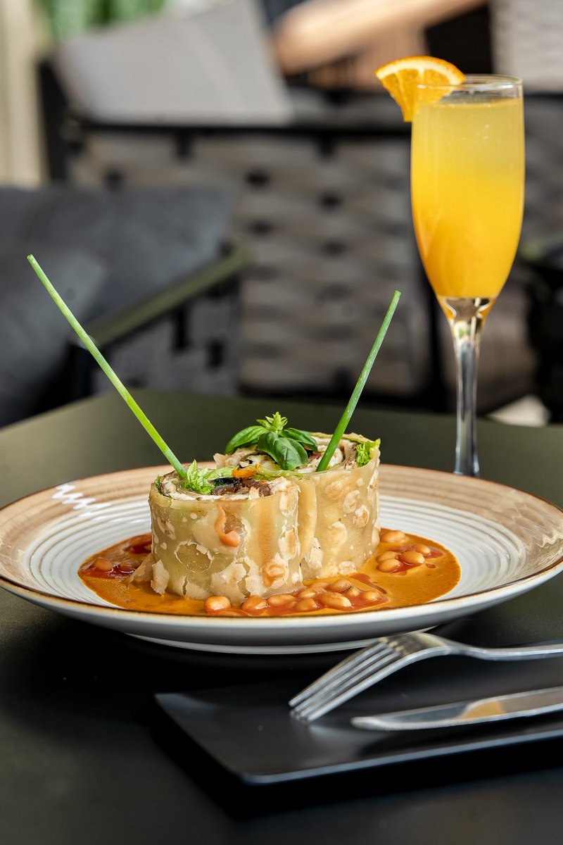 There’s something special about bubbly mornings with our loaded Kampala Rolex😋 perfect for breakfast and a match made for bright, happy mornings 👌🏽