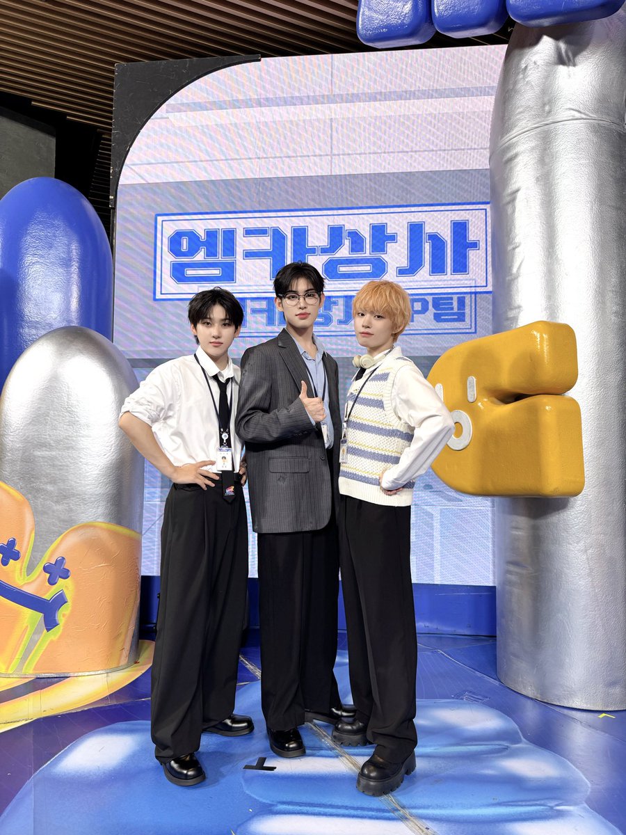 Miqnje's tweet photo. 𝝡! Ⲥ𝗼𝗎𝗇t𝖽𝗼𝘸𝗇 special MCs. 🎤 https://t.co/u9VKcYNdoZ