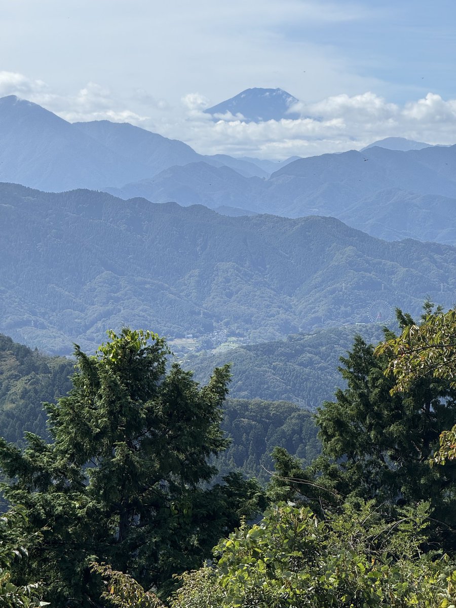 kaitack's tweet photo. 高尾山山頂なう
大山◯
丹沢山△
蛭ヶ岳△
大室山◯
富士山◯
三ツ峠山◯
南アルプス◯！
#高尾山
#takaosan https://t.co/mXH1M3Wret
