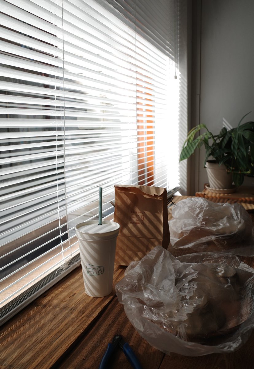 온종일 문 열어두고 바람 들일 수 있는 날
얼마 남지 않았다 🍂