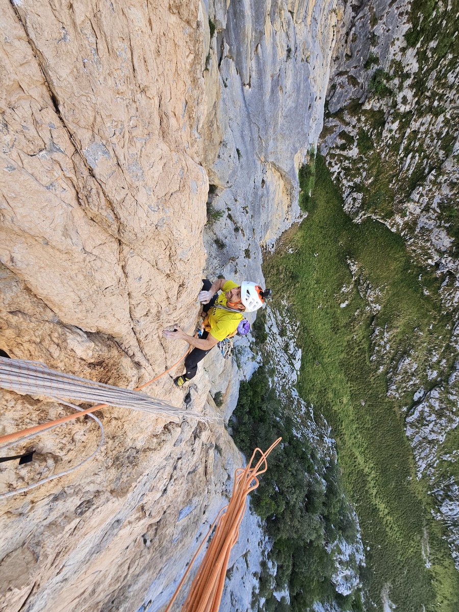 ¡Muy contentos con la primera en libre del Pilar del Texu, en  Picos de Europa!
Iker abrió esta ruta en 2021 junto a nuestro amigo asturiano Víctor Sánchez, y menudo rutón 🙌💪
Una línea de 250 m y seis largos (hasta 7c+), seria, estética y con mucho carácter. 🔥😱