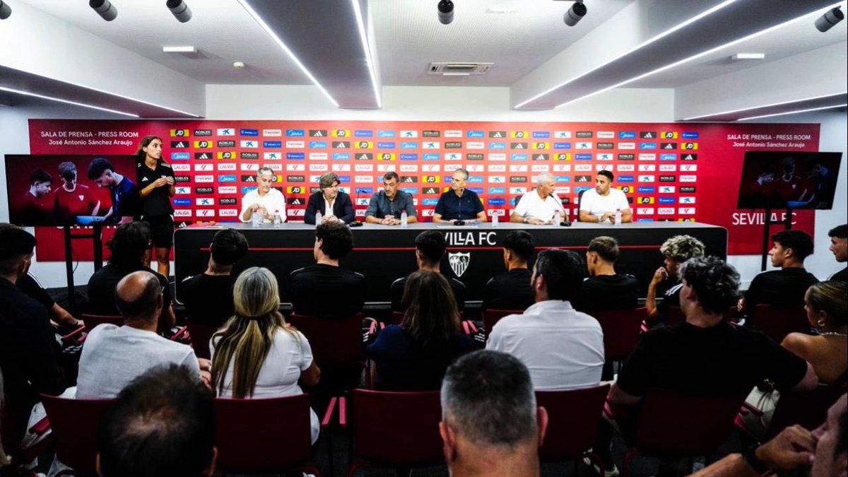 Academy_SFC's tweet photo. En marcha el grado medio de técnico deportivo en Fútbol 🎓⚽️

Jesús Galván, David Losada y Javi Martínez acudieron al acto de inauguración en la sala de prensa del Ramón Sánchez-Pizjuán.

https://t.co/RINyS6ovS5 https://t.co/WVRLgjyPHQ