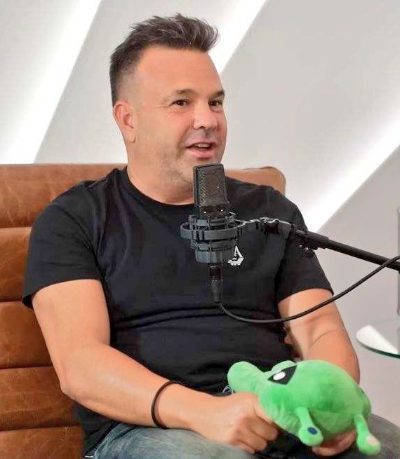 manelmarquez's tweet image. "¿Por qué tiene que tener un funcionario más derechos que un trabajador de una empresa privada?"

José Elías
Dueño de La Sirena

La pregunta es ¿por qué todos los trabajadores de tu empresa no tienen los mismos derechos que los funcionarios y por qué cobran sueldos de miseria?.