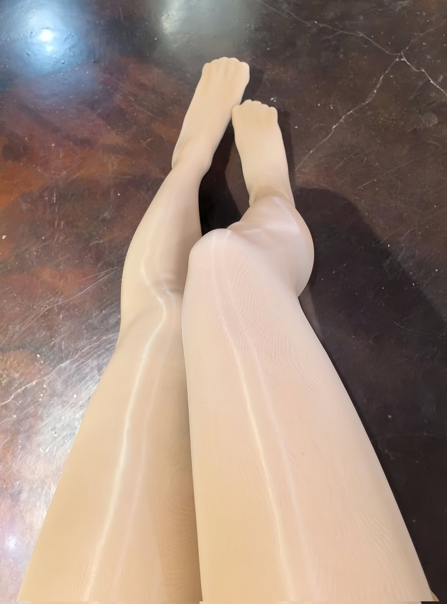neverbk's tweet photo. 0433有没有丝袜控的小姐姐，可以日常穿丝袜的，睡觉也能穿的，可以一起穿丝袜分享日常呀。
绿泡泡  lovenylons999 
#丝袜 #丝袜控 #丝袜美腿 https://t.co/0NKD0IFWaI
