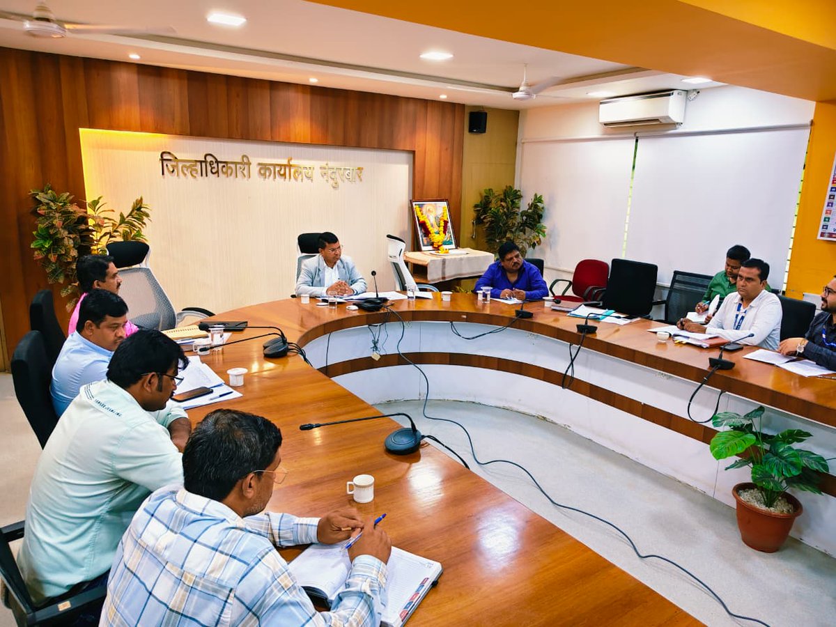 📍 नंदुरबार | 06 ऑक्टोबर 2025
राज्य अनुसूचित जाती आयोगाचे उपाध्यक्ष ॲड. धर्मपाल मेश्राम यांच्या नंदुरबार दौऱ्यानिमित्त जिल्हाधिकारी कार्यालयात स्वागत
जिल्हाधिकारी डॉ. मित्ताली सेठी यांनी पुष्पगुच्छ देऊन स्वागत केले.
बैठकीत सामाजिक न्याय, समावेशक विकास व शासकीय योजनांवर चर्चा झाली