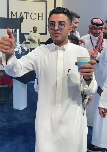 5Fi80's tweet photo. اللي يقول حرام نقاطع، نذكّره إن الحرام الحقيقي هو ظلم المحتاجين والاستهزاء بمعاناتهم. المقاطعة مو حقد، المقاطعة كرامة وموقف. إحنا نرفع اللي يحترم الناس، ومثل ما طلعناك، نقدر ننزلك. احترام الناس أهم من تلميع الملياردير 
 #مقاطعه_احمد_البارقي https://t.co/4Aomow1adC