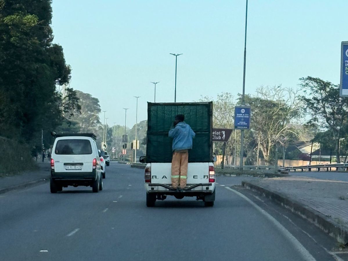 _ArriveAlive's tweet image. Your employees deserve more than those 2 reflective strips!! This reportedly was not a freeloader but a staff member!!        

goo.gl/mFyVaZ 

#ArriveAlive #DefensiveDriving

@GovernmentZA @TrafficRTMC @SAPoliceService @_SafetyCloud @SafetySA