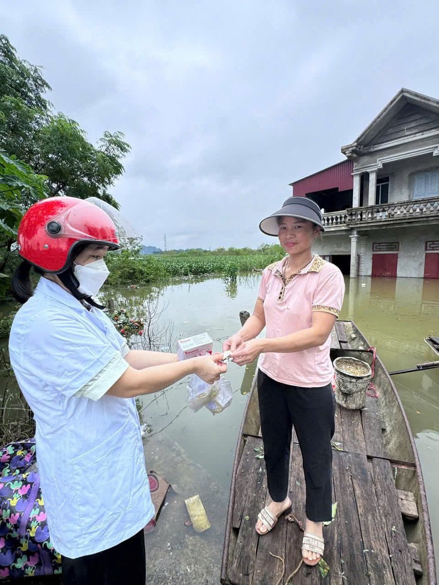 WHOVietnam's tweet photo. Recently, provinces in Northern and Central Viet Nam have been severely affected by the aftermath of #TyphoonBualoi and #TyphoonMatmo, the 10th and 11th storms to hit the country this year. Flooding has caused significant damage to safety, lives, and livelihoods of people, with many health care facilities submerged under deep water.
In support of the Government’s response efforts, WHO has urgently provided 852,000 water purification tablets – equivalent to approximately 13 million liters of clean water – along with 900 water storage bags to the provinces most heavily impacted by the storm and floods, including Ha Tinh, Nghe An, Cao Bang, Tuyen Quang, Lao Cai, and Ninh Binh.
This supply of clean water will help health facilities maintain operations and ensure that affected communities have access to safe drinking water while waiting for water systems to be restored.
WHO expresses its deepest sympathy for the immense losses and hardships endured by people in the affected areas. We remain committed to standing alongside the Government and the people of Viet Nam in the recovery efforts, in every way we can.
Photos: People in Nghe An and Ninh Binh provinces receive Aquatabs water purification tablets supported by WHO