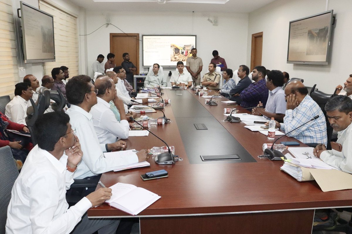 ఇటీవల కామారెడ్డి జిల్లాలో భారీ వర్షాల వల్ల ఏర్పడిన వరద నష్టం పరిశీలనకు వచ్చిన శ్రీ పీకే రాయ్, జాయింట్ సెక్రటరీ (హోం అఫైర్స్) కేంద్ర బృందానికి జిల్లా SP శ్రీ రాజేష్ చంద్ర, IPS గారు పూల మొక్క అందించి స్వాగతం పలికారు
తదుపరి, కలెక్టరేట్‌లో వరద నష్టం, చర్యలపై వీడియోల ద్వారా వివరించారు