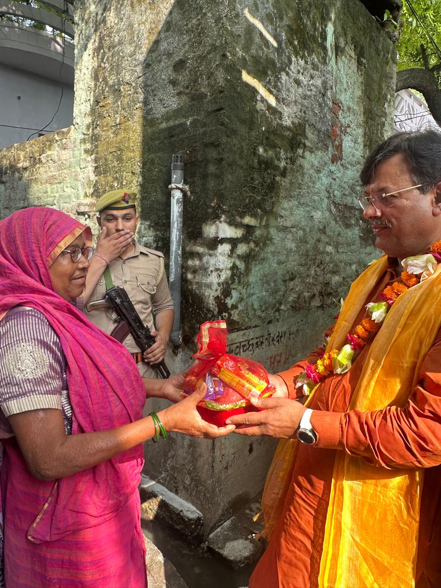 #महार्षिवाल्मिकी जयंती के अवसर पर माननीय पर्यटन एवं संस्कृति मंत्री, श्री जयवीर सिंह तथा माननीय सदस्य, राज्यसभा, श्री ब्रजलाल ने जनपद लखनऊ की मलिन बस्ती मडियांव गांव में प्रधानमंत्री आवास योजना-शहरी के लाभार्थियों तथा उनके बच्चों को उपहार दिए तथा उनके साथ संवाद भी किया।