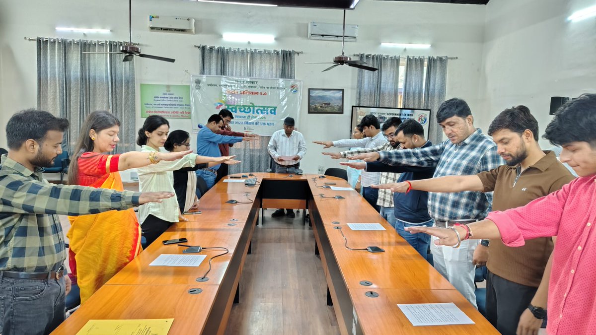 MoEFCCRODDN's tweet image. As part of Swachhata Pakhwada, all officers and staff members of the R.O., Dehradun, participated in placing of the banner and taking of the Swachhata Pledge. #SpecialCampaign5 #SwachhtaHiSeva2025 #moefcc