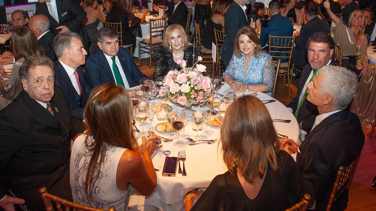 Fue un privilegio compartir esta velada con nuestra querida y admirada Mirtha Legrand, junto al Embajador de España, Joaquín de Arístegui Laborde, y queridos amigos como Héctor Vidal Rivas, Claudio Zuchovicki y Veronica Bacman, Guillermo Tempesta y Sonia Offermann.✨

#FUNDALEU