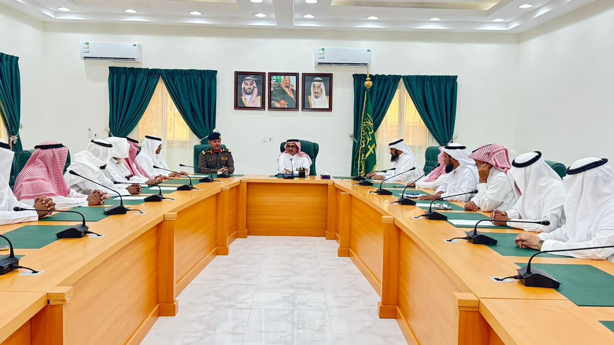 إنفاذاً لتوجيهات سمو أمير منطقة #الباحة "حفظه الله"بتفعيل دور لجنة إصلاح ذات البين.
أجتمع سعادة محافظ العقيق مع المشائخ، بحضور رئيس وأعضاء اللجنةوذلك لتطوير جانب الإصلاح والعمل على أنهاء القضايا ، وقدم سعادته الشكر للجميع على جهودهم المبذوله خلال الربع الثالث لعام ٢٠٢٥م