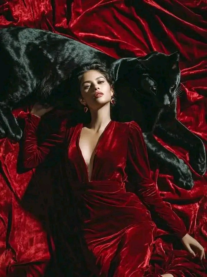 الحنين لا يعرف آداب الزيارة..
و الغياب.. لا يملك حسن التصرف
و الشوق.. مدلل لا يقدر على تحمل شيء
و الروح.. تناجي لتعانق روحها البعيدة 
      سحقا لحنين ارهق قلوبنا .......

❤❤