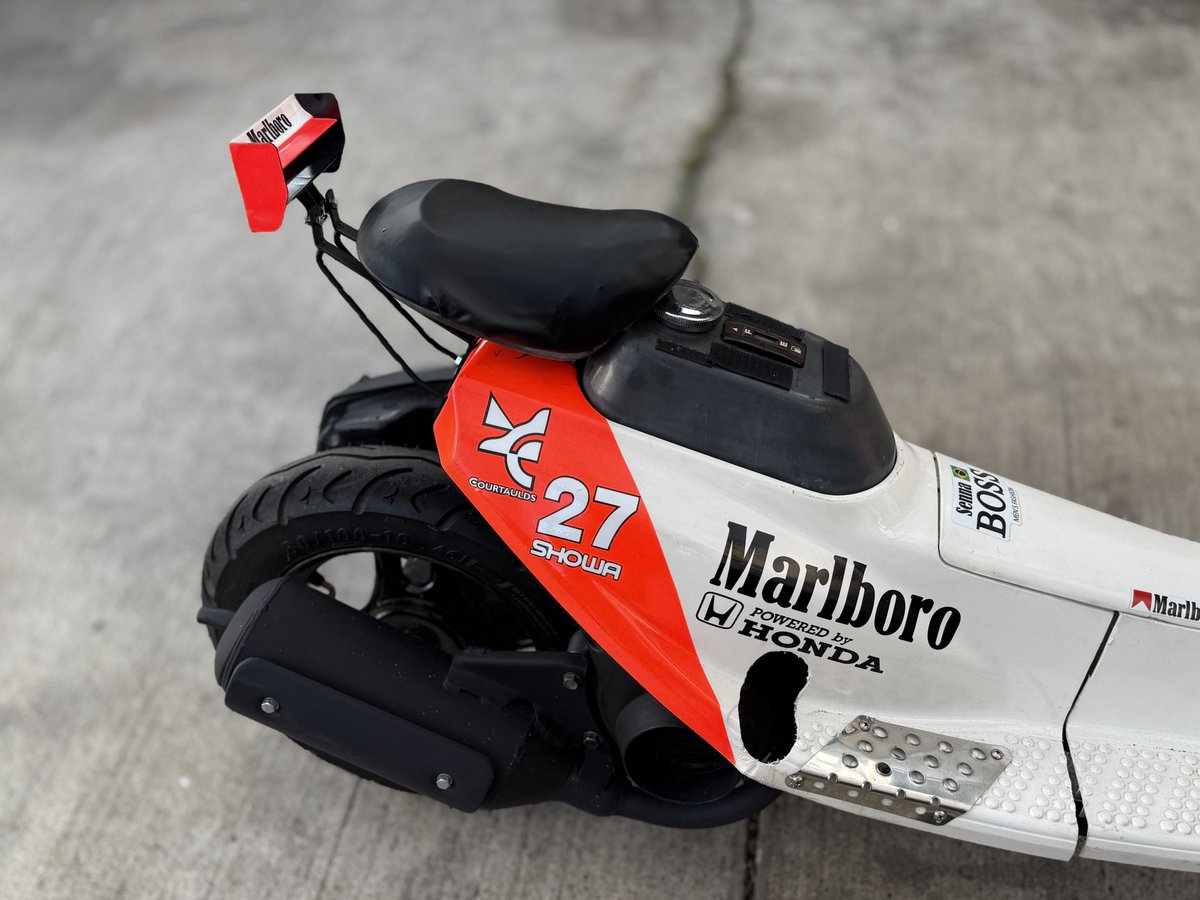 HONDA ZOOK Racing Speck MP4/5B edition 爆誕‼️

シートをカツカレー汚れ松専用とオートラマ平野専用と2種類用意し交代時に使い分けることで、各々のライディングスタイルに集中できるようになりました。

また、両者のライポジに対応したリアウイングも装着し、基本空力性能が大幅にUP!!