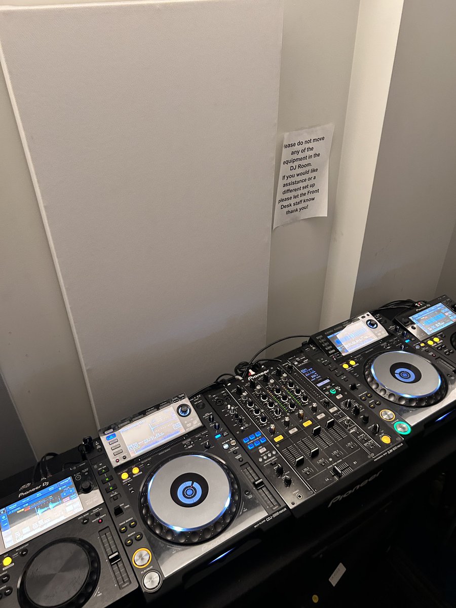 mzosoup's tweet photo. jumping from a small ddj-200 to cdj-2000s is crazy https://t.co/KhZURclg8L