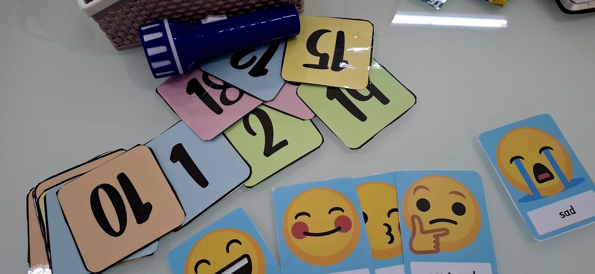 math_omnia's tweet image. 🎯 الرياضيات لما تبقى لعبة!
النهارده لعبنا مع الأطفال باستخدام كروت الأرقام والإيموجيز 😄
الفكرة إن كل رقم مرتبط بإحساس — الطالب بيختار رقم، يجاوب السؤال، ولو صح بيكسب “Emoji” سعيد!
ياترى اه الاستخدامات التانية اللى بستخدمها فيها ؟؟
اكتبوا كومنت بافكار جديدة