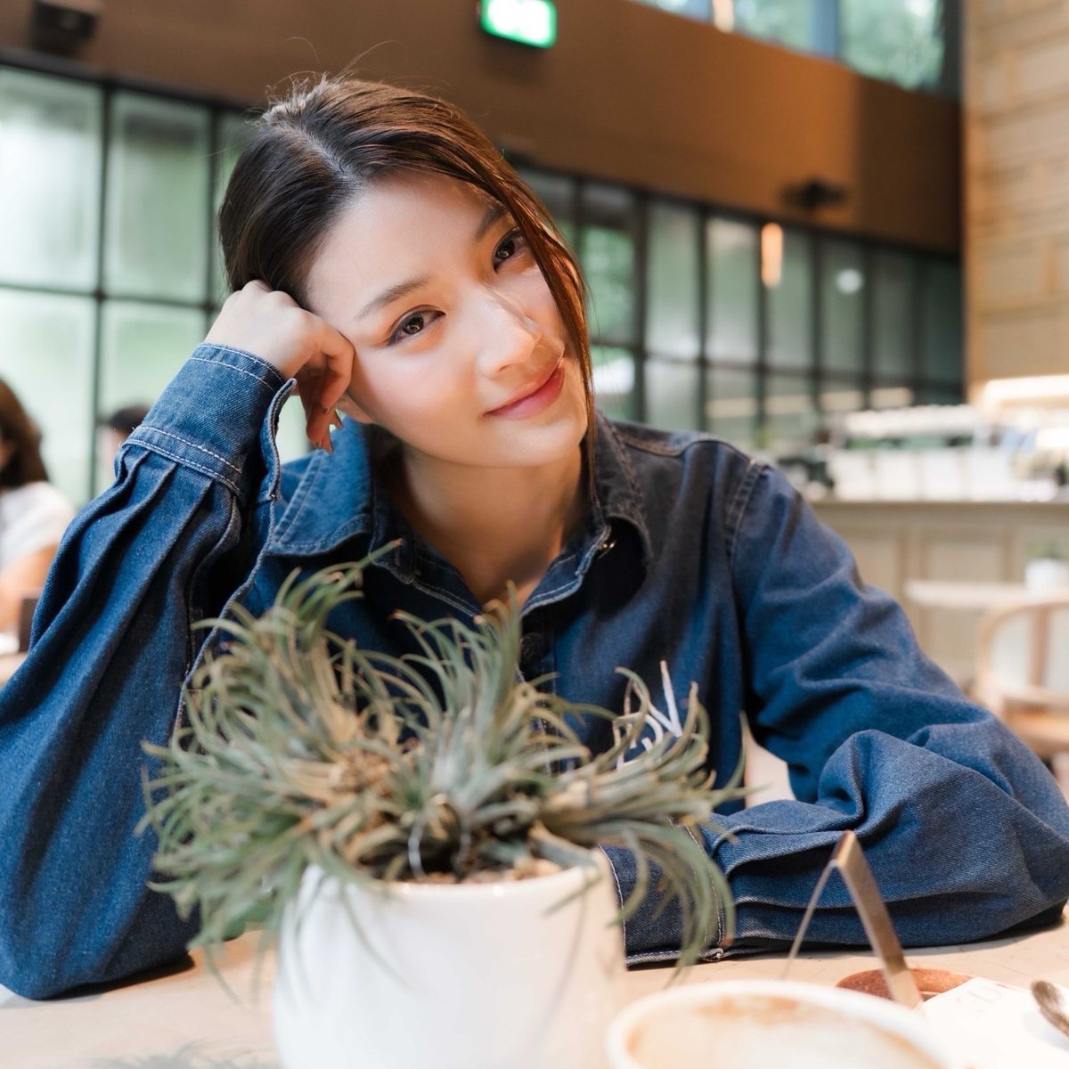 CM2Connect's tweet photo. “จินนี่-ณัฐณิชา” คุณหมอคนสวยจากซีรีส์ พิษรัก ดีกรีลีดจุฬาฯ

นาทีนี้ก็ต้องยกให้เป็นนางเอกน้องใหม่ที่มาแรง “จินนี่-ณัฐณิชา” คุณหมอคนสวยจากซีรีส์ พิษรัก ดีกรีลีดจุฬาฯ เรียกได้ว่าเป็นสาวสวยที่มากความสามารถ กับการมารับบทบาท คุณหมอเปรมสินี ผู้ที่เพียบพร้อม

ชื่อ-นามสกุล : ณัฐณิชา ประทีปนาฏศิริ
ชื่อเล่น : จินนี่
วันเกิด : 17 ธันวาคม 2000
ราศี : ธนู
จบการศึกษา : คณะบริหารธุรกิจ(BBA) จุฬาลงกรณ์มหาวิทยาลัย เกียรตินิยมอันดับ 1
งานอดิเรก : เล่นเวท, cycling pilates, เต้น, ปั่นเทรนด์ใน X
สิ่งที่ชอบ : อะไรก็ได้ที่ดูนุ่มฟูปุกปุย เช่น maltese butterbear ขนมหวานและชอบธรรมชาติสวย ๆ เช่น พระอาทิตย์ตก

ทำไมถึงเป็นนักแสดง
การเป็นนักแสดงเรียกได้ว่าเป็นความฝันมาตั้งแต่เด็กของจินนี่มาตลอด ตอนอยู่อนุบาลคุณครูชอบให้ไปเต้นในงานโรงเรียนพอได้ทำแล้วรู้สึกมีความสุขมากที่ได้ยืนตรงนั้นมันเลยเป็นจุดเริ่มต้นของการอยากเป็นนักแสดง เวลาที่ดูหนังกับที่บ้านกับครอบครัวแล้วอยากมีโอกาสได้ไปอยู่ในนั้นมาก มันเหมือนเป็นแรงบันดาลใจให้เราค่อยได้เดินตามความฝันของตัวเองค่ะ แล้วพอเข้ามหาวิทยาลัยได้มีโอกาสได้เป็นลีดก็เหมือนได้มีโอกาสต่าง ๆ เข้ามา ให้ได้ไปแคสงาน แม้ว่าจะไม่ได้แต่มันก็เหมือนให้เราได้สะสมประสบการณ์เรียนรู้กับความผิดหวัง แต่ยังไงก็ไม่ยอมแพ้ค่ะ

มองเส้นทางทางการแสดงของตัวเองยังไง
ถ้าสำหรับจินนี่ตอนนี้มันเพิ่งได้เริ่มต้นเท่านั้น เป็นอะไรที่ใหม่มากตื่นเต้นกับทุกโอกาสที่ได้รับและพร้อมที่จะทำมันอย่างสุดความสามารถ อยากมีโอกาสได้รับบทบาทใหม่ที่ท้าทาย ได้ร่วมงานกับคนมากขึ้น  อยากเห็นตัวเองเติบโตไปในเส้นทางนี้และพัฒนาตัวเองไปให้ถึงจุดที่ทุกคนยอมรับ แต่ตอนนี้ที่เป็นอยู่ก็ถือว่าเป็นความสำเร็จอีกหนึ่งก้าวที่ได้รับทั้งได้เล่นซีรีส์ มีเพลง และมีพี่ ๆ แฟนคลับที่คอยซัพพอร์ต ถ้ามองย้อนไปกับเด็กผู้หญิงตัวเล็กที่มีความฝันว่าอยากเป็นนักแสดง แล้ววันนี้มันก็เริ่มต้นเส้นทางนั้นแล้ว มันเป็นอะไรที่มีความสุขและทำให้ทุก ๆ วันที่ตื่นมาอยากที่จะทำมันให้ดีที่สุดในทุก ๆ วัน

คิดว่าอะไรคือความฝันสูงสุดของการเป็นนักแสดง
การได้มีซีรีส์ มีเพลงเป็นของตัวเอง ซึ่งตอนนี้ก็เหมือนฝันที่เป็นจริงแล้ว หลังจากนี้ก็จะพยายามพัฒนาตัวเองให้ดีขึ้นไปอีกเพื่อพร้อมรับโอกาศใหม่ ๆ ที่เข้ามาค่ะ

#ginnynatnicha
#พิษรัก #PoisonousLoveTheSeries