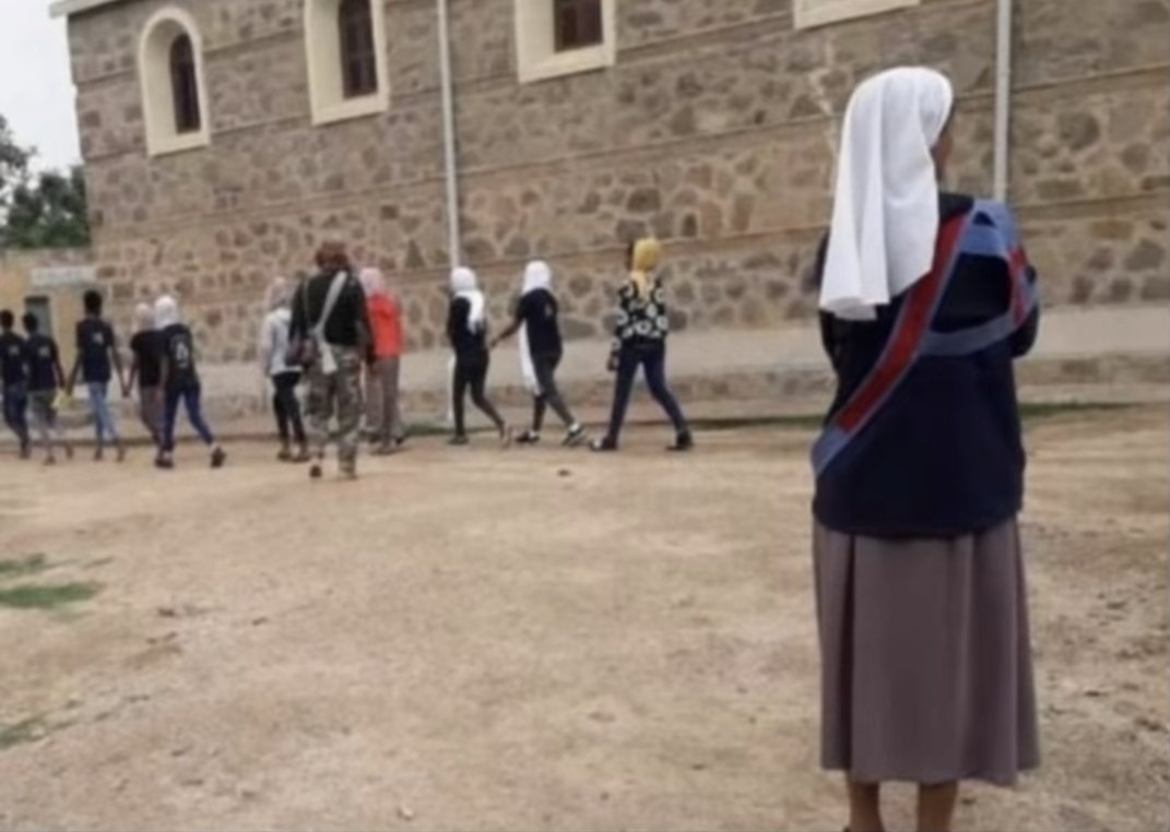 Fadaxnadegle's tweet image. Den #eritreanska regimen har inlett en ny kampanj för att tvångsrekrytera unga människor till obligatorisk militärtjänst. Denna operation pågår i nästan hela landet, men främst i den södra regionen. Regimen arresterade föräldrar, fruar och släktingar till de unga män som…