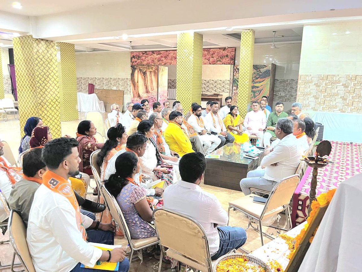 #मंडल_प्रवास 

आज दक्षिणी दिल्ली जिला में संगम विहार-A तथा दक्षिण पुरी मंडलों की संगठनात्मक बैठक में सम्मिलित होकर कार्यकर्ताओं के साथ सार्थक संवाद किया।
बैठक के दौरान आगामी कार्यक्रमों एवं संगठनात्मक गतिविधियों को लेकर विस्तृत चर्चा हुई।

<a href="/BJP4Delhi/">BJP Delhi</a>