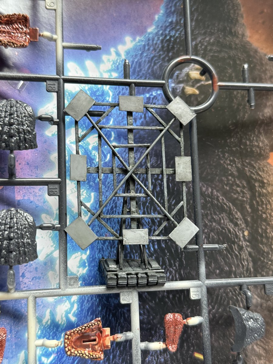 ビオゴジプラモ、もうちょっと頑張れば完成できそう。ここに来て上半期に自作したサンダーコントロール車両が添え物として役に立ってきた。プラモのおまけにこれもいいのではないかと思う。