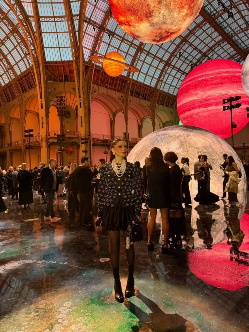 alldatmatterz_'s tweet image. Kanika Kapoor attending #ParisFashionWeek2025